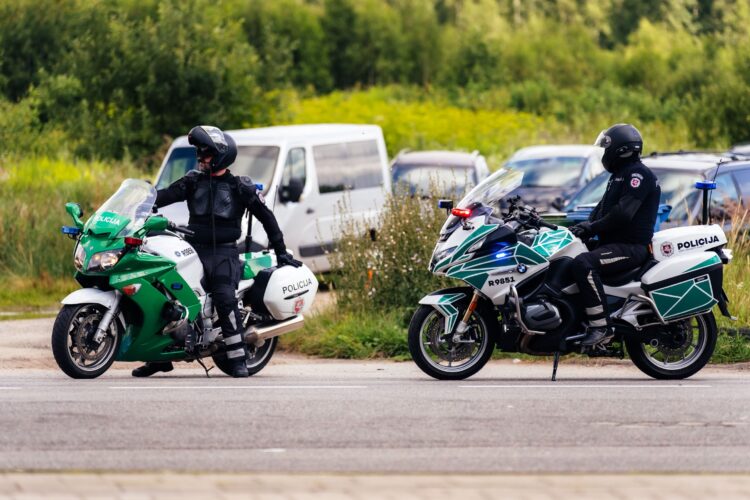 lietuvos policija policijos pareigunai tarnybiniai motociklai reidas