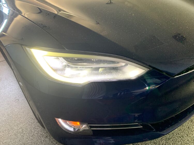 tesla model s priekinis zibintas brangiausi automobiliai remontui