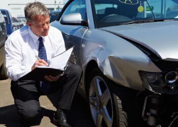 vyras tikrina automobili automobilio patikra