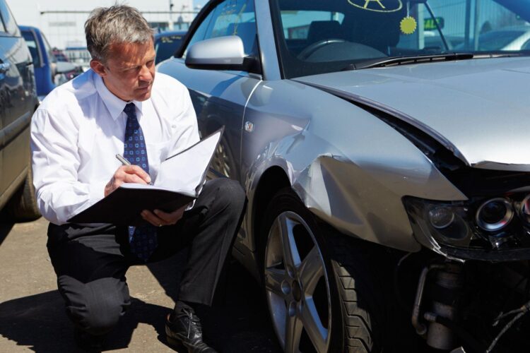vyras tikrina automobili automobilio patikra