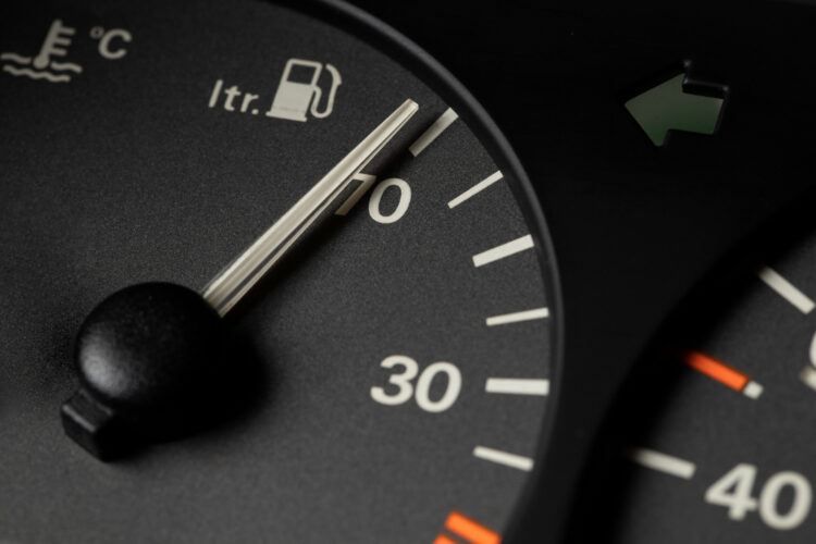 Artimas vaizdas į degalų lygio matuoklį transporto priemonėje kuro sanaudos degalu sanaudos benzinas dyzelinas