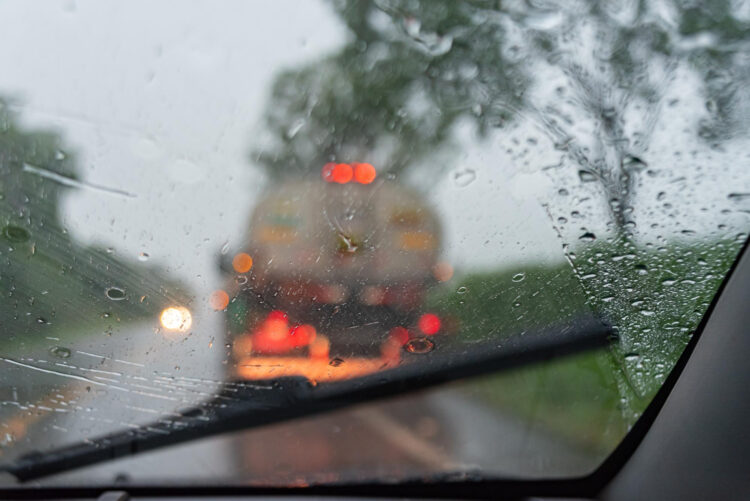 Lietinga diena už automobilio lango ruduo lietus balos