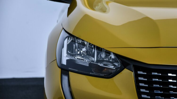 Peugeot 208 priekinis zibintas ekonomiski taupus dyzeliniai automobiliai