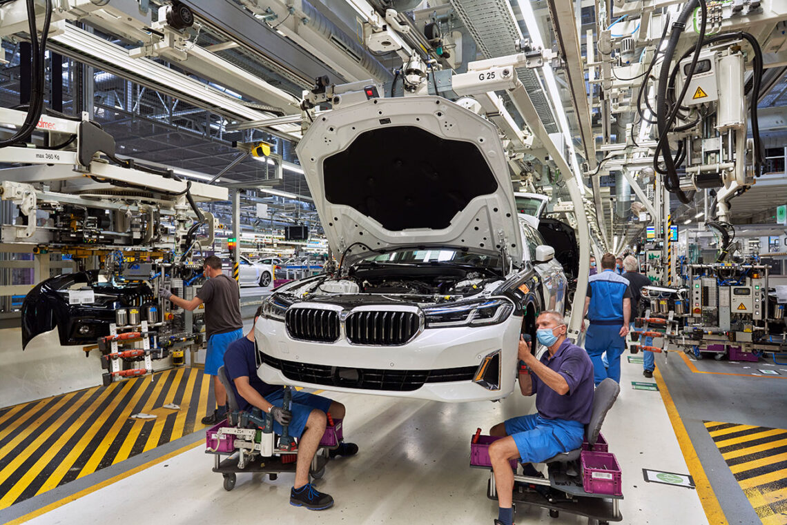 bmw gamykla darbuotojai darbuotojas uzdarbis