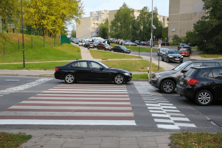 bmw markes automobilis sustojes ant pesciuju perejos ar galima sustoti pesciuju perejoje