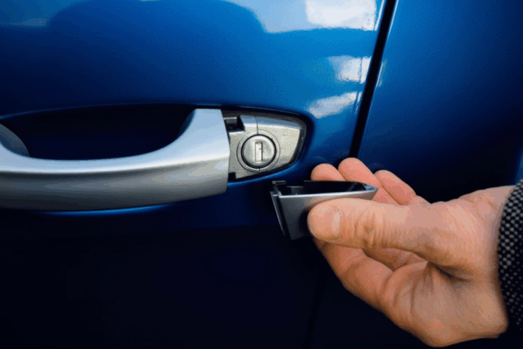 pasleptas automobilio duru spyna uzraktas rankenoje