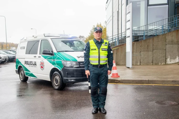 Šviesoforas neveikia, sankryžoje stovi reguliuotojas — ir staiga supranti, kad tų trijų gestų reikšmių nebeatsimeni 1 policijos pareigunas reguliuotojas sankryza