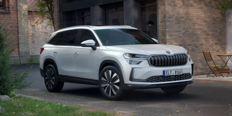 Prabangiausia įkraunamo „Kodiaq“ versija gavo daugiau galios – trečios eilės pirkėjai gali netekti 1 Skoda Kodiaq ikraunamas hibridinis automobilis