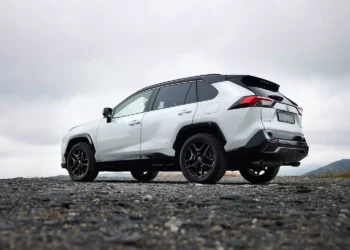 Visureigių era įsibėgėja: Lietuvoje SUV perka kaip niekad aktyviai 7 Toyota Rav4