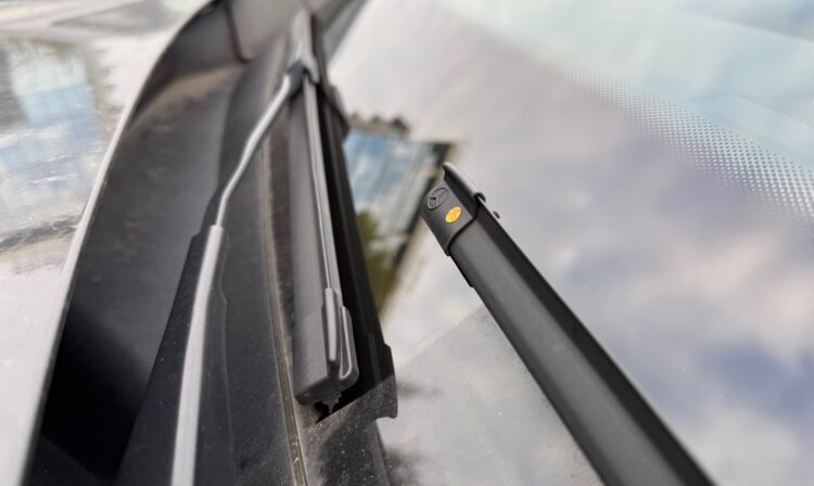 Valytuvai brauko ir šokinėja? Priežastis paprasta, sprendimas dar paprastesnis 1 stiklo valytuvo nusidevejimo indikatorius automobilio valytuvai geltonas taskas