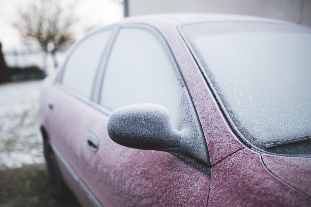 uzsales automobilio stiklas ziema