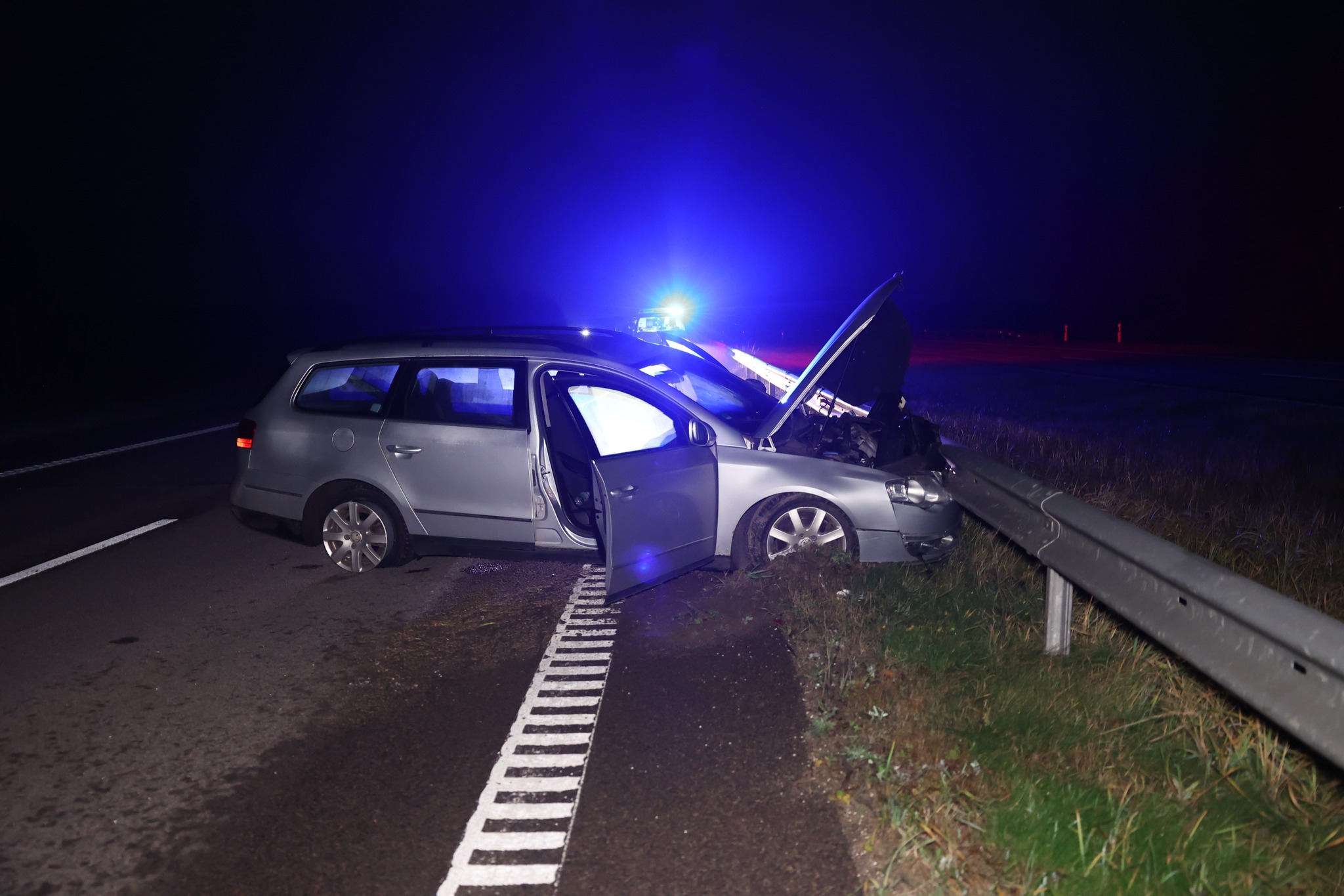 A2 magistralėje į atitvarus atsitrenkęs automobilis