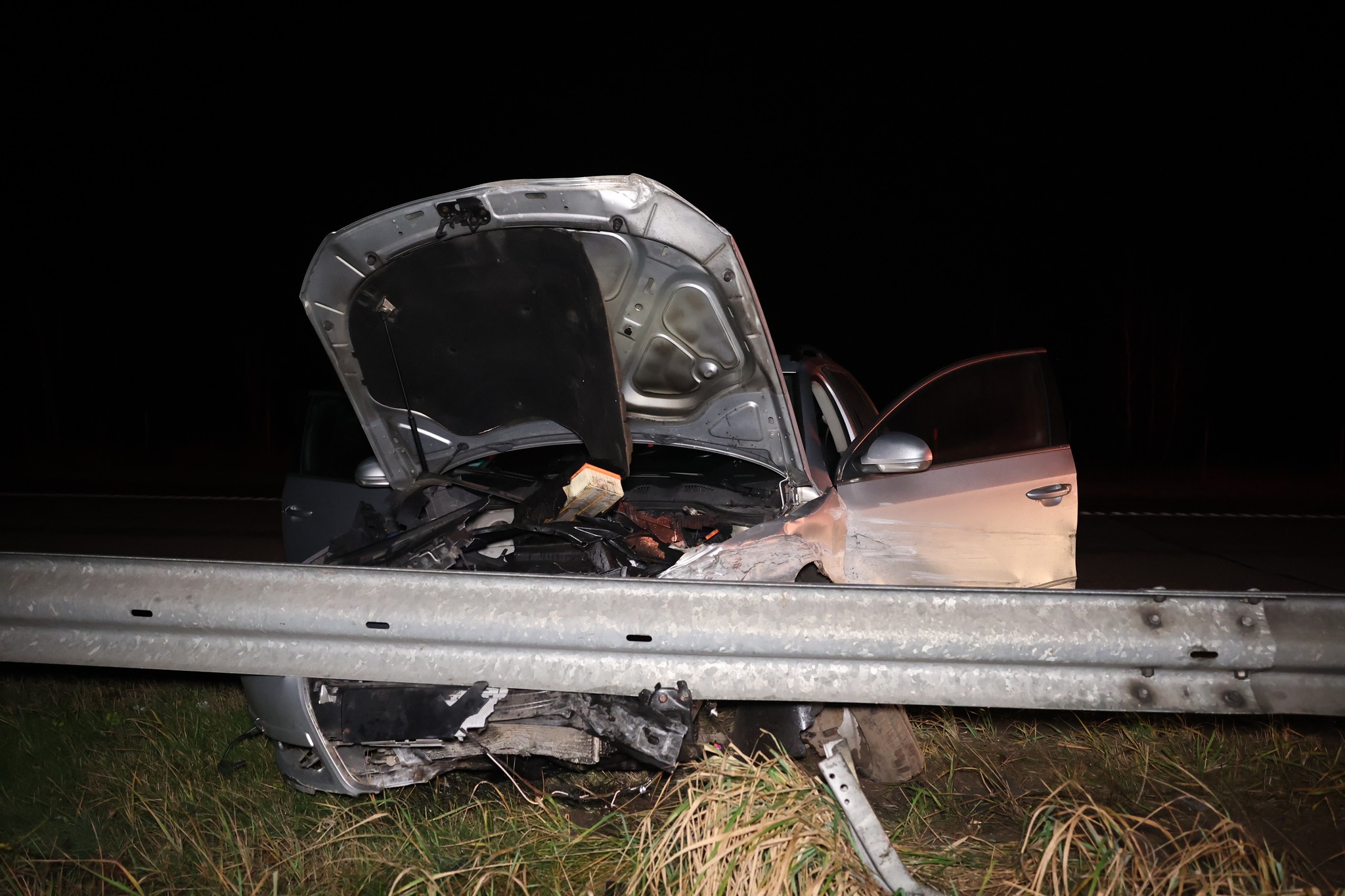 A2 magistralėje į atitvarus atsitrenkęs automobilis