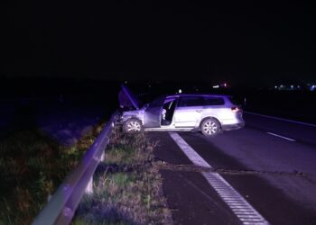 A2 magistralėje į atitvarus atsitrenkęs automobilis