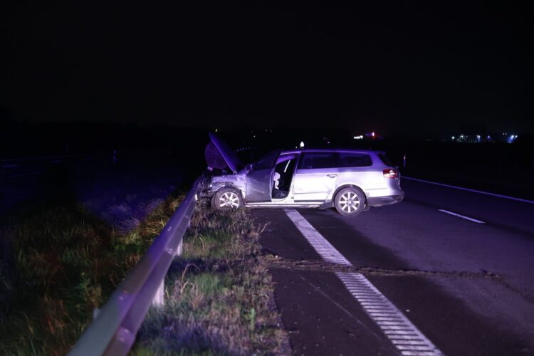 A2 magistralėje į atitvarus atsitrenkęs automobilis