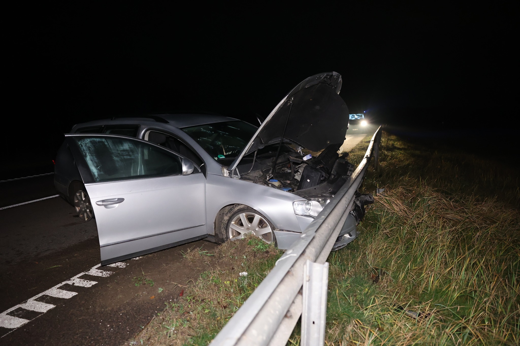 A2 magistralėje į atitvarus atsitrenkęs automobilis