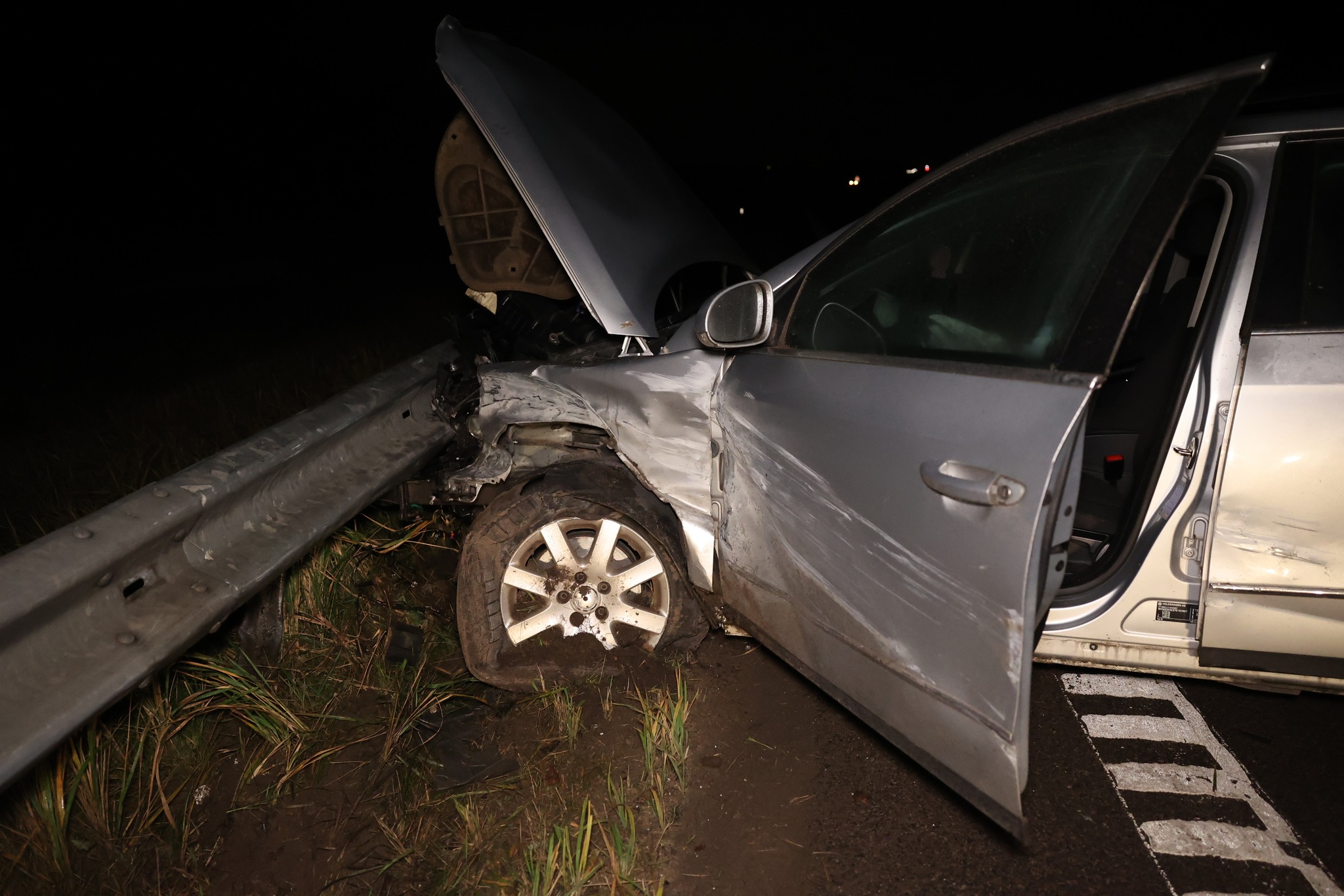 A2 magistralėje į atitvarus atsitrenkęs automobilis