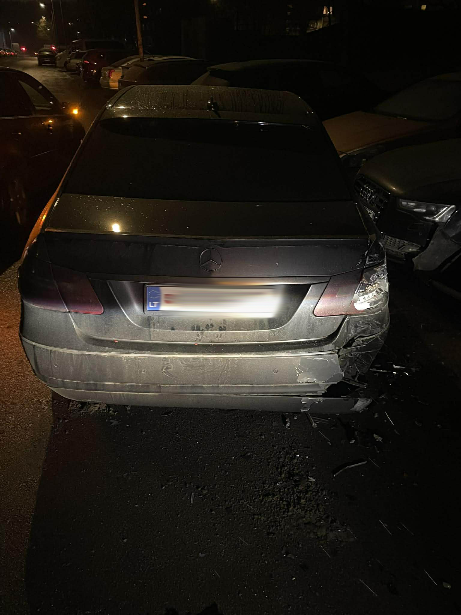 Apgadinti automobiliai po avarijos daugiabučio kieme