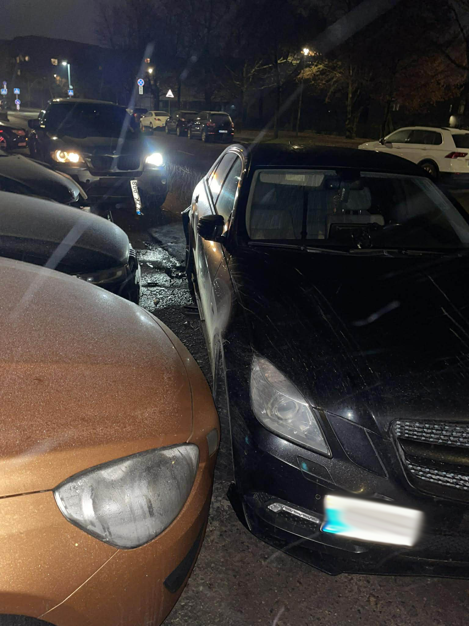 Apgadinti automobiliai po avarijos daugiabučio kieme