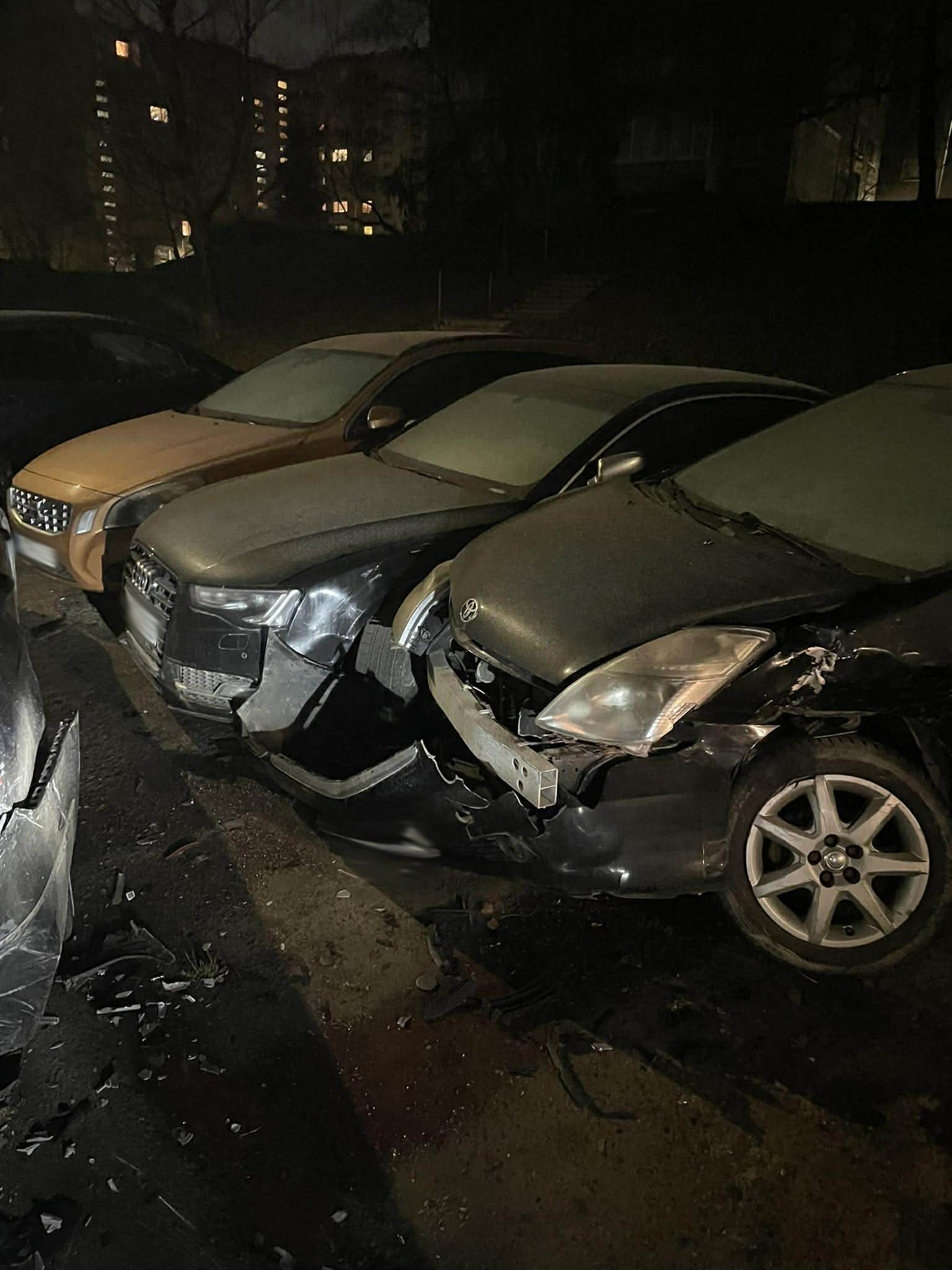 Apgadinti automobiliai po avarijos daugiabučio kieme