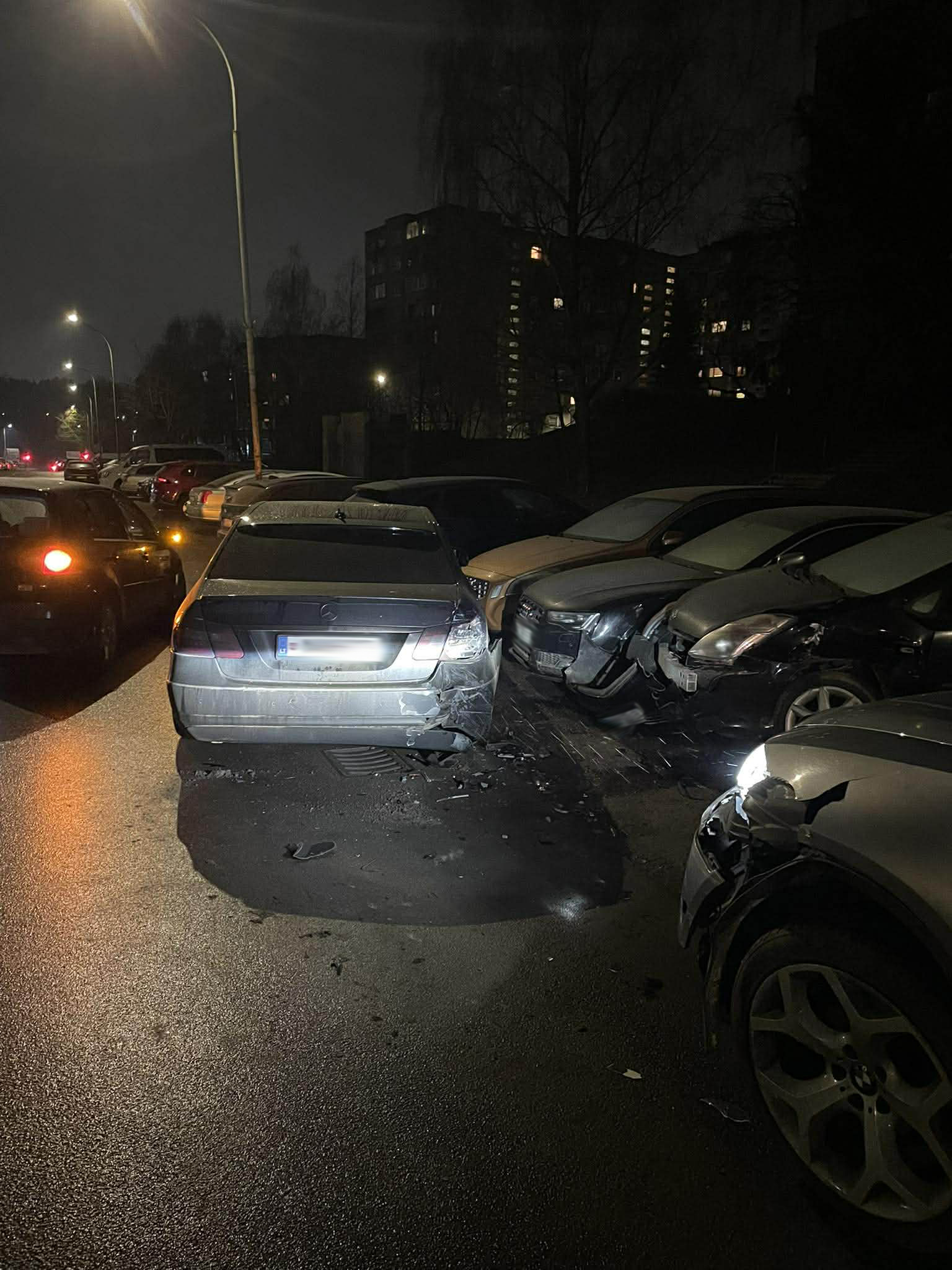 Apgadinti automobiliai po avarijos daugiabučio kieme