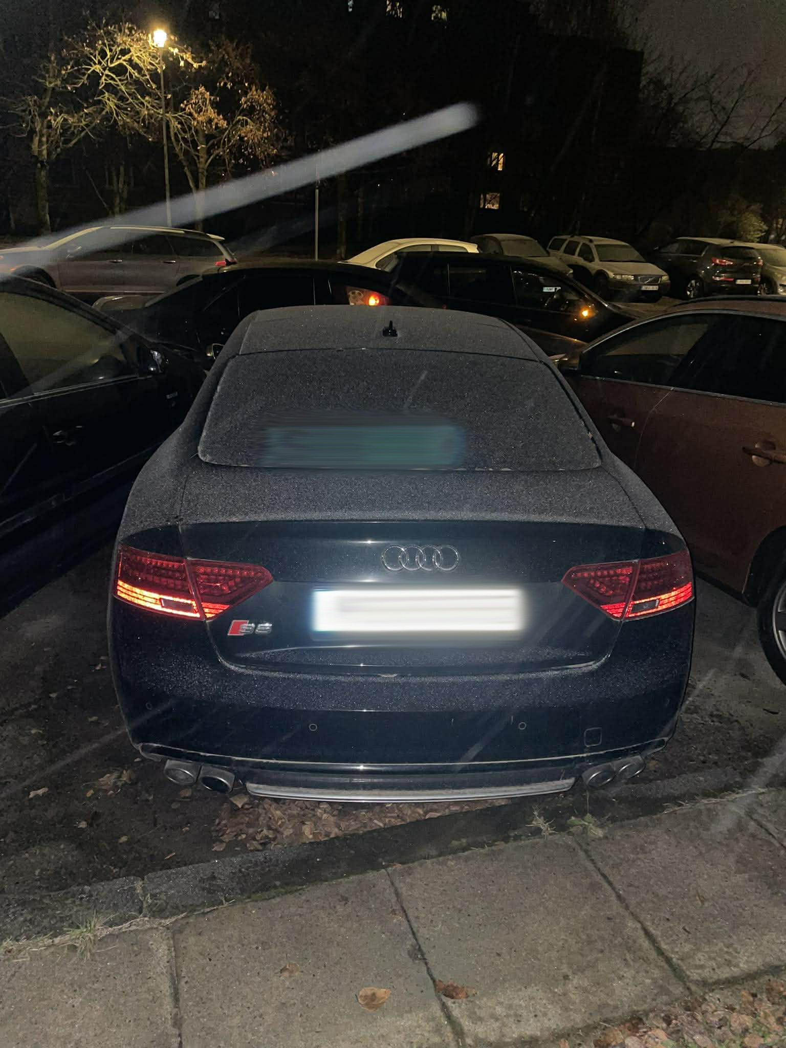 Apgadinti automobiliai po avarijos daugiabučio kieme