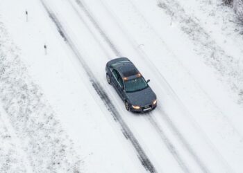 Ar galima lenkti sustojusį automobilį per ištisinę liniją Kada leidžiama o kada bauda