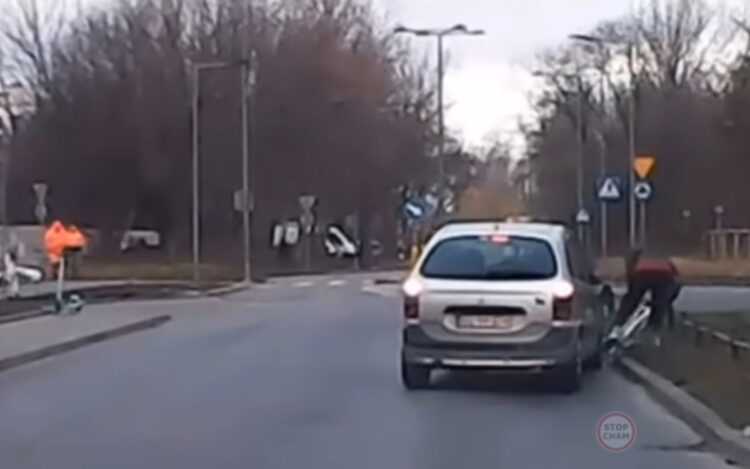 Automobilio vairuotojas tyčia parbloškė dviratininką