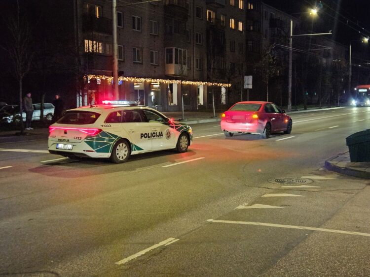 BMW automobilis sankryžoje Vilniuje