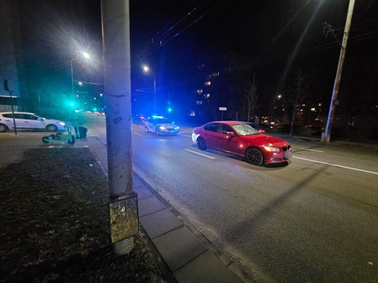 BMW automobilis sankryžoje Vilniuje