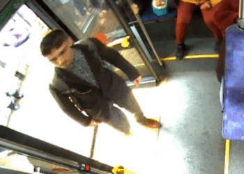 Kaune ieškomas prie keleivių kabinėjęsis vyras vienam spyrė kitam trenkė
