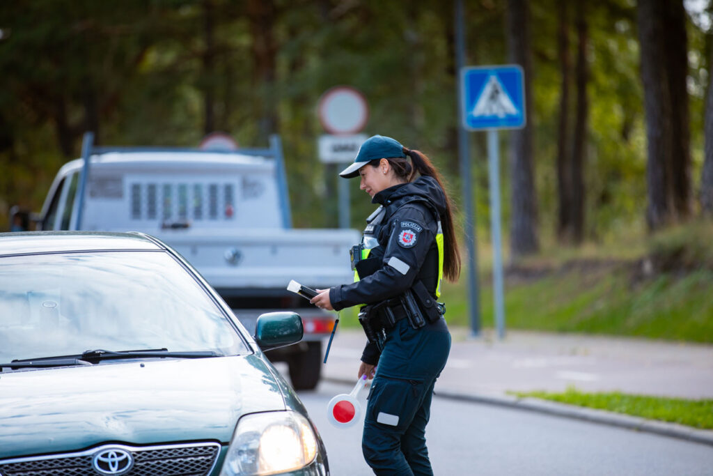 Klaipėdos policija tikrina vairuotojus prie pėsčiųjų perėjos