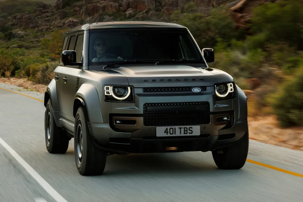 TOP 10 prabangių 2025 m. krosoverių: britų atranka nustebino 6 Land Rover Defender 2025