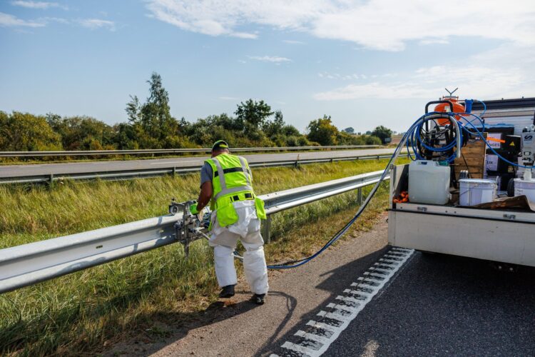 Nauja inovacija Lietuvos keliuose atspindinčiais dažais padengti atitvarai jau testuojami A1 magistralėje