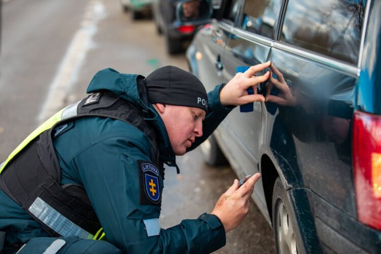 Policijos pareigūnai tikrina žiemines padangas Klaipėdoje