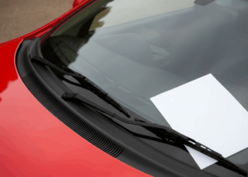 Popieriaus lapas ant lango pavojaus signalas ką daryti jei randate kvietimą ar skelbimą ant automobilio