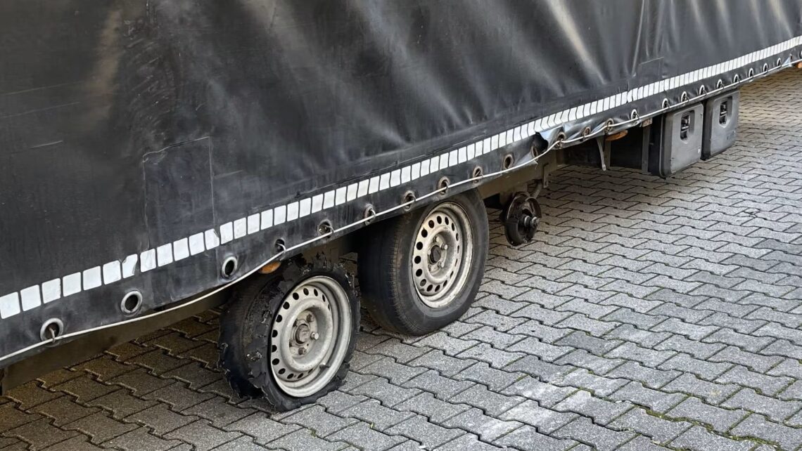 Jei tempi sunkesnę priekabą turėdamas tik B kategoriją – gali netekti net teisės vairuoti 1 Sustabdyta lietuvio vairuojama priekaba policija transportą pavadino tiksinčia bomba