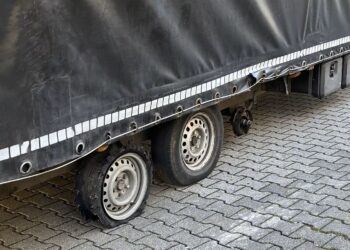 Sustabdyta lietuvio vairuojama priekaba policija transportą pavadino tiksinčia bomba
