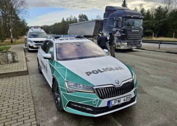 Telšių apskrities policija tikrina krovininį automobilį