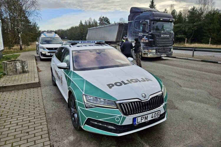 Telšių apskrities policija tikrina krovininį automobilį