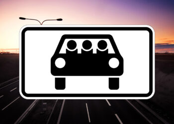 Vairuotojus-gluminantis-naujas-kelio-ženklas-Vokietijoje-trys-figūros-automobilyje