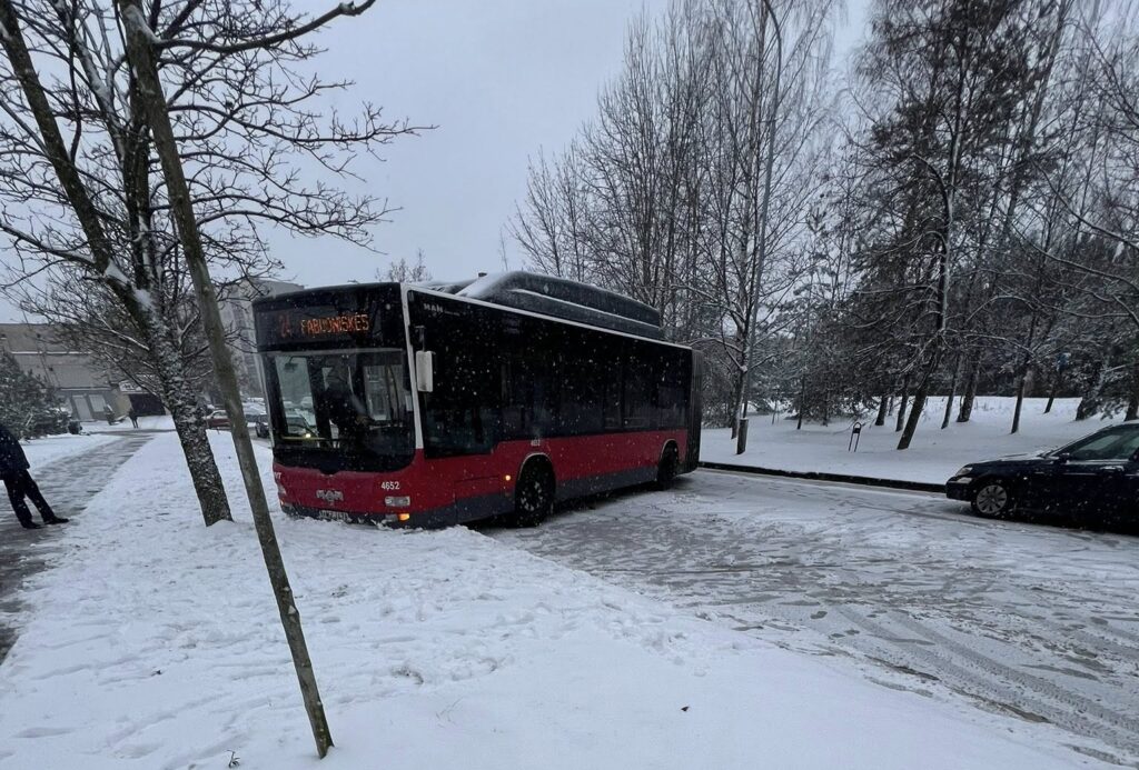 Vilniuje įstrigęs autobusas sustabdė eismą: Gedvydžių g. tapo nepravažiuojama 2 Vilniuje įstrigęs autobusas sustabdė eismą Gedvydžių g. tapo nepravažiuojama 1