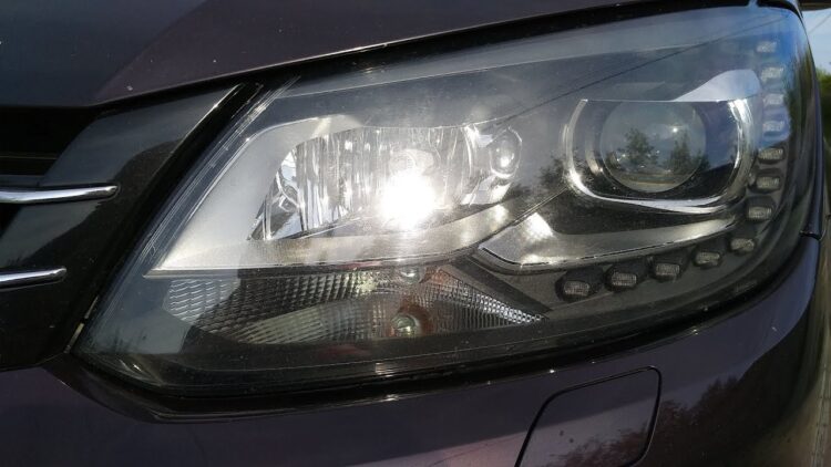Volkswagen Touran priekinis zibintas