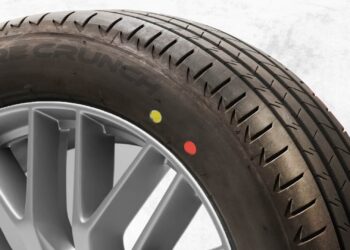 geltoni ir raudoni taskai ant automobilio padangu