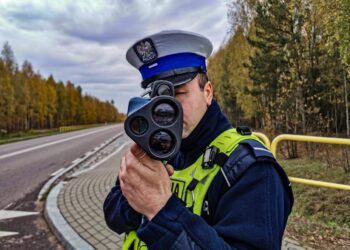lenkijos policijos pareigunas su greicio matuokliu