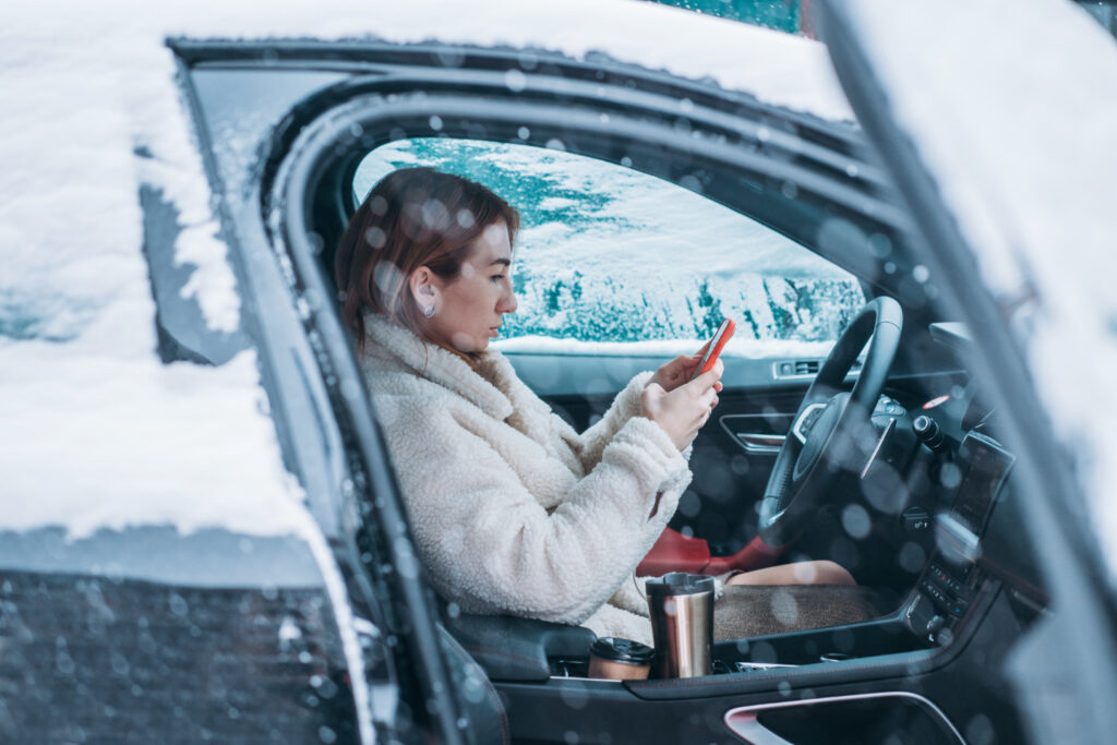 moteris sedi automobilyje ziema automobilio sildymas daugiabucio kieme