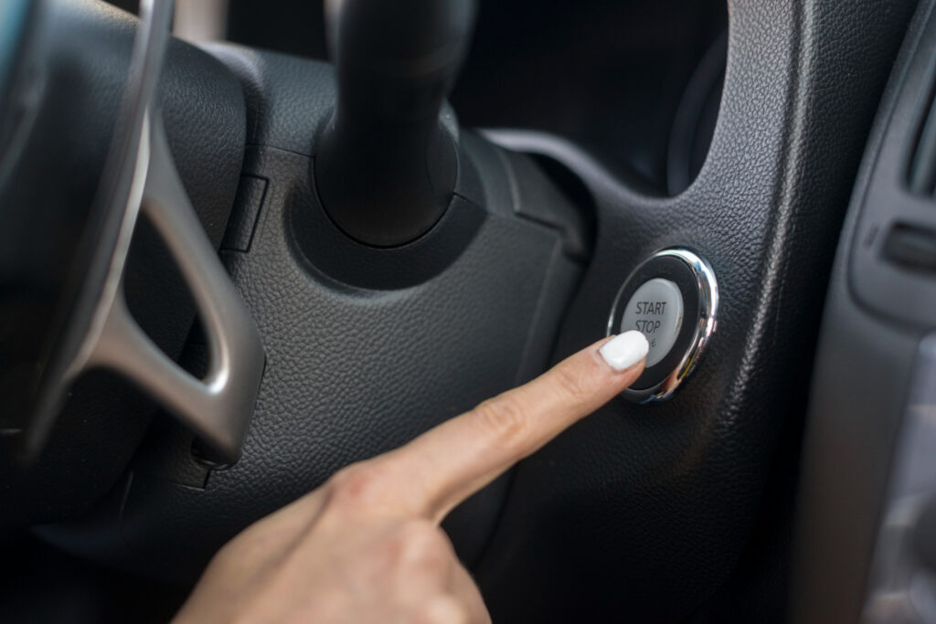 moteris spaudzia start stop mygtuka automobilio uzvedimas
