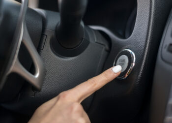 moteris spaudzia start stop mygtuka automobilio uzvedimas