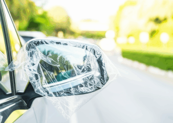 plastikinis paketas ant automobilio veidrodelio