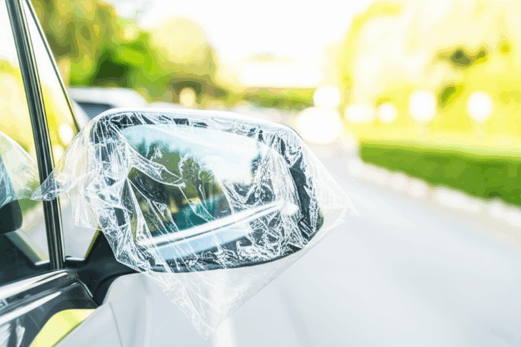 plastikinis paketas ant automobilio veidrodelio
